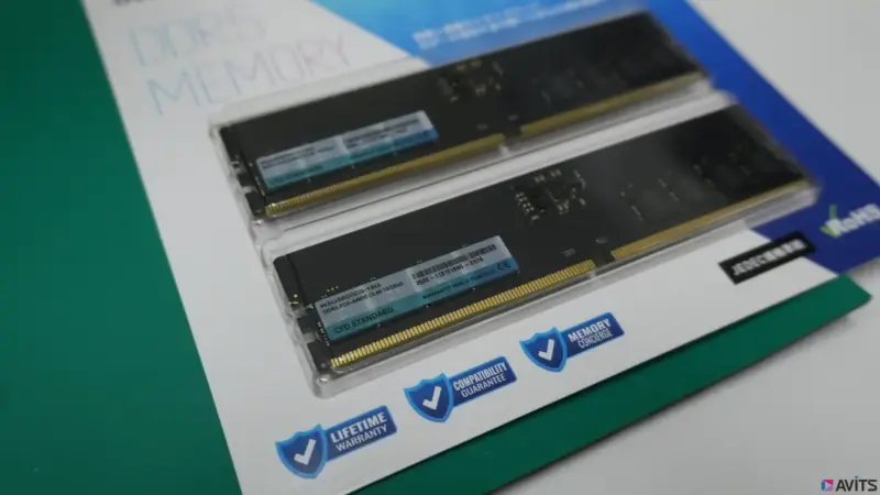 １枚16GBのDIMM2枚セット。片面実装で発熱も少ないためヒートスプレッダーは不要。とてもシンプルですが頼れるメモリーです。