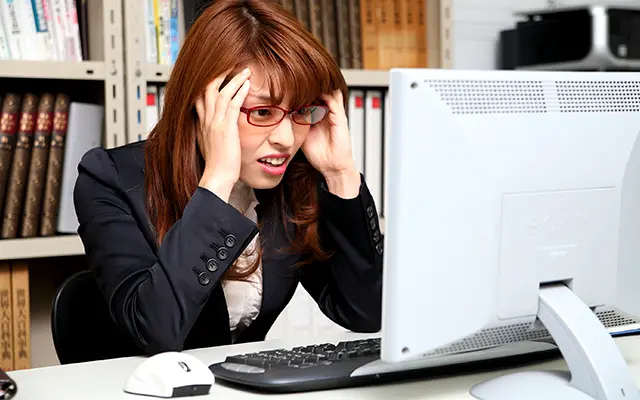 HDDの物理障害に悩む女性